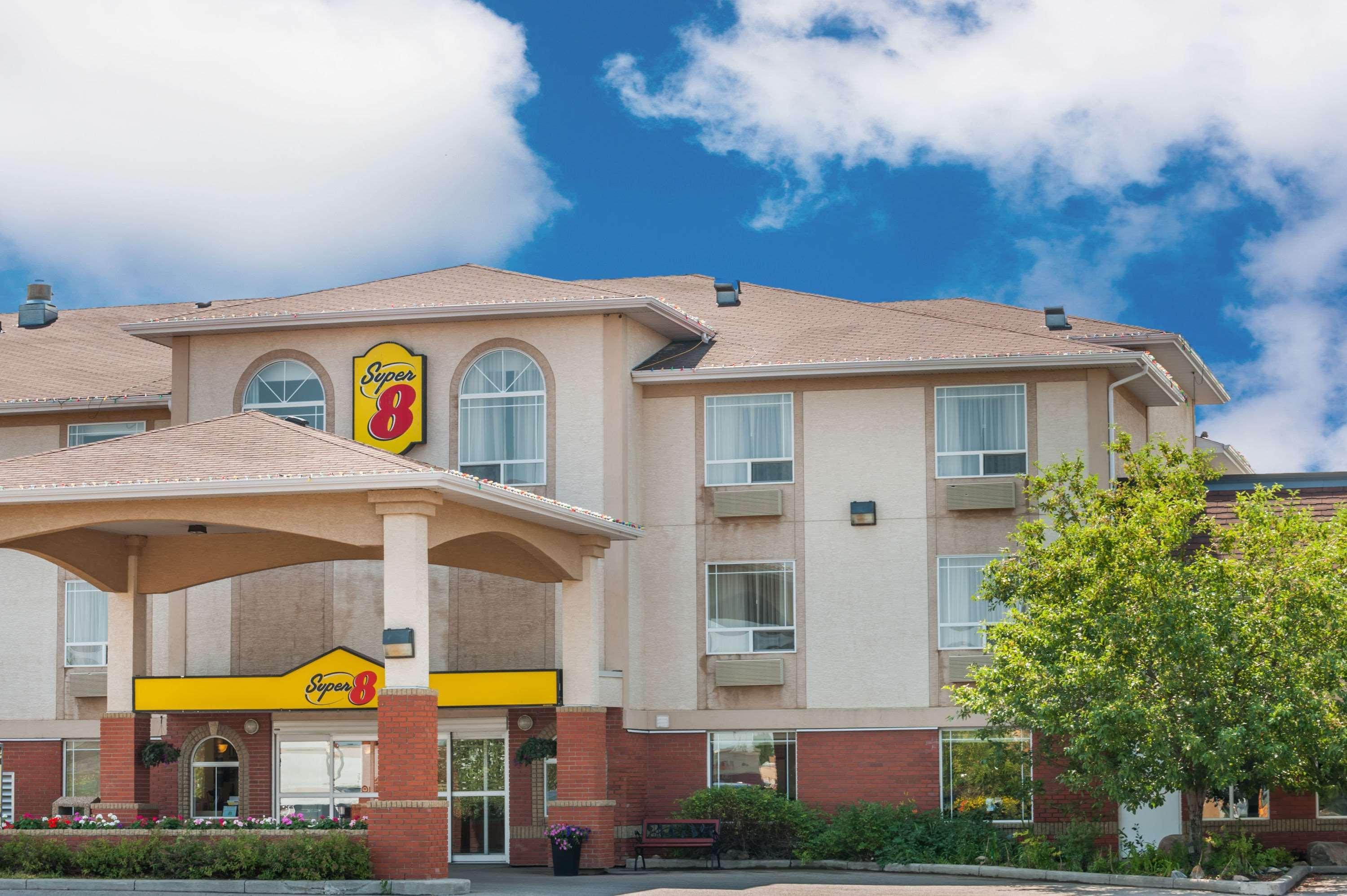 Super 8 By Wyndham High River Ab Dış mekan fotoğraf