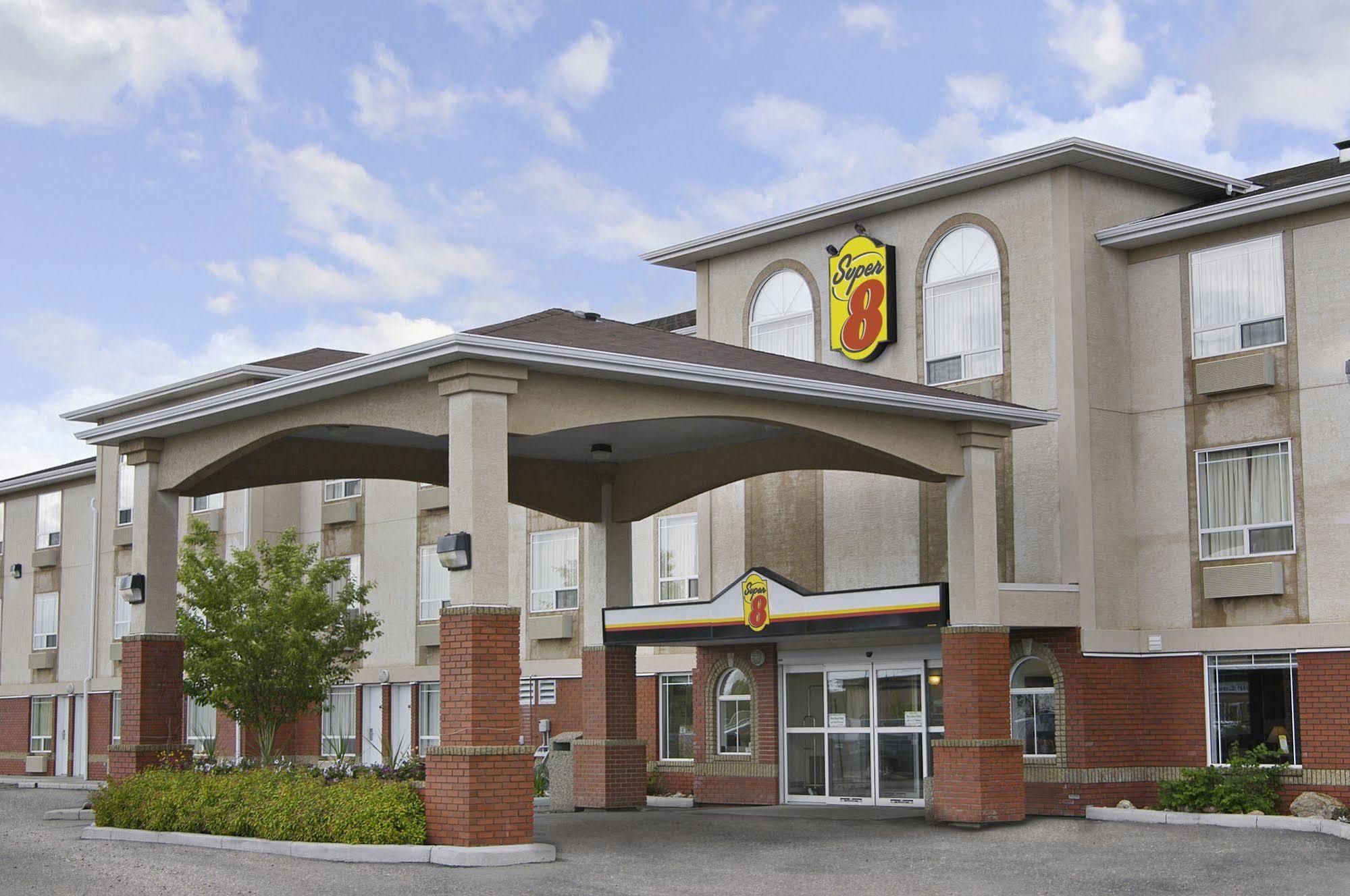 Super 8 By Wyndham High River Ab Dış mekan fotoğraf